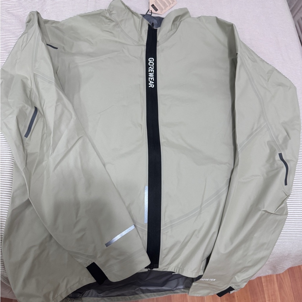 GORE-TEX Men's Light Gray Raincoat